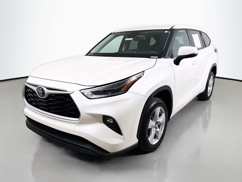 Used 2021 Toyota Highlander LE FWD image 3