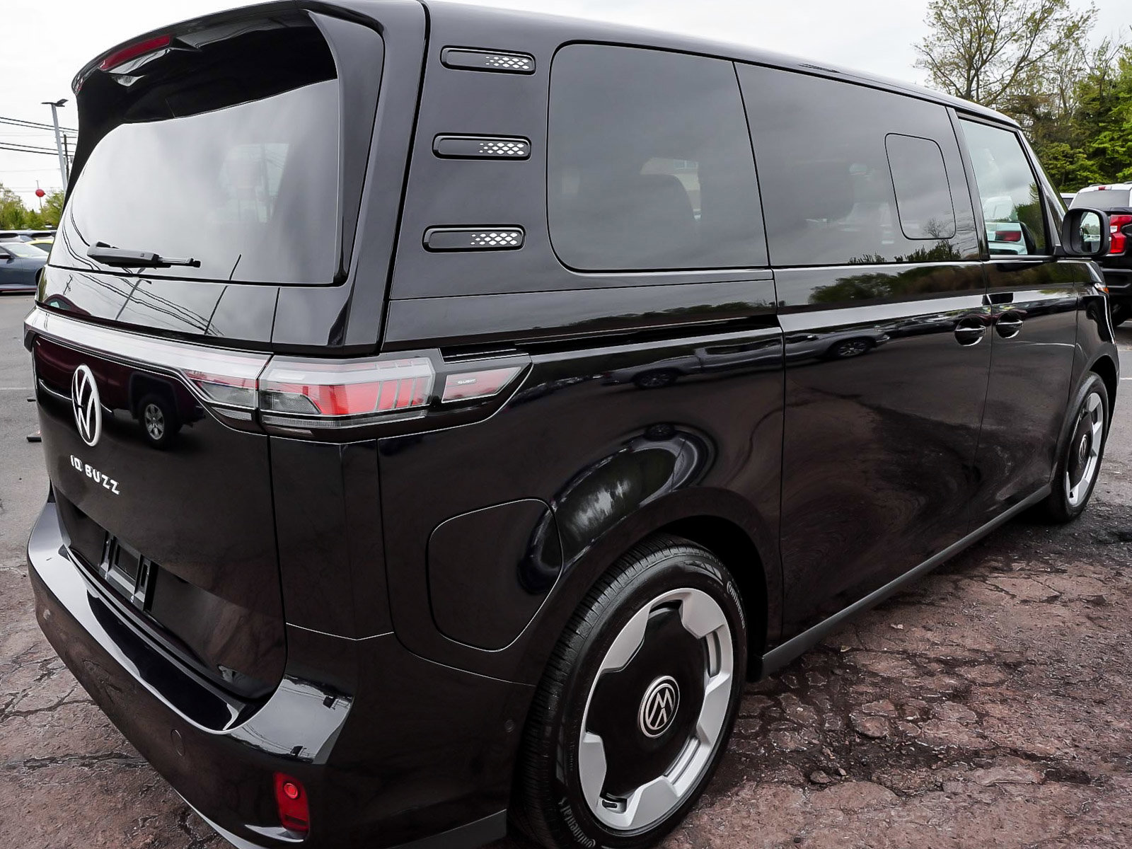 Used 2025 Volkswagen ID. Buzz Pro S RWD image 6