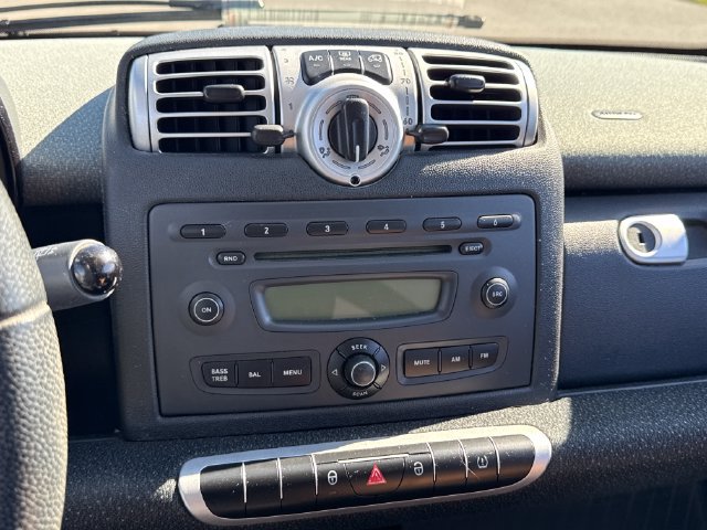 Used 2010 smart fortwo pure RWD image 18