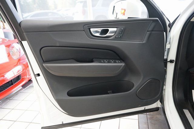 Used 2023 Volvo XC60 B5 Core image 26