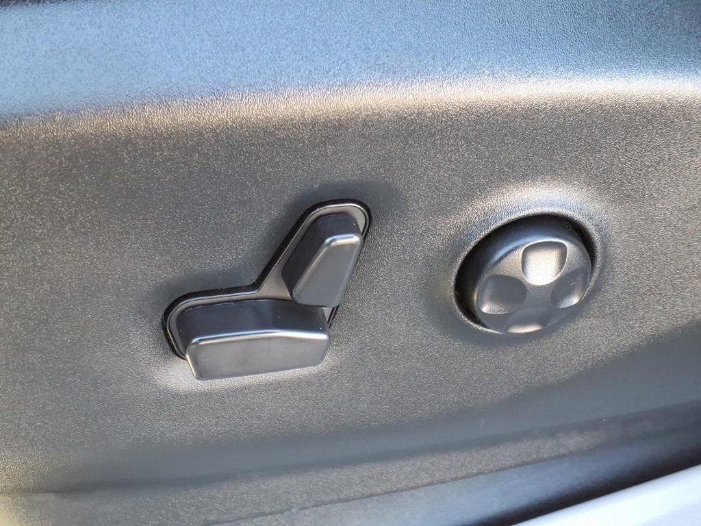Used 2024 Chrysler Pacifica Touring-L image 17