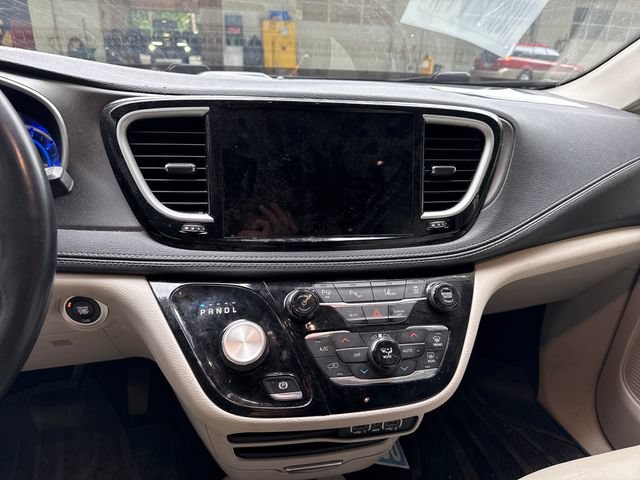 Used 2021 Chrysler Pacifica Touring-L FWD image 21