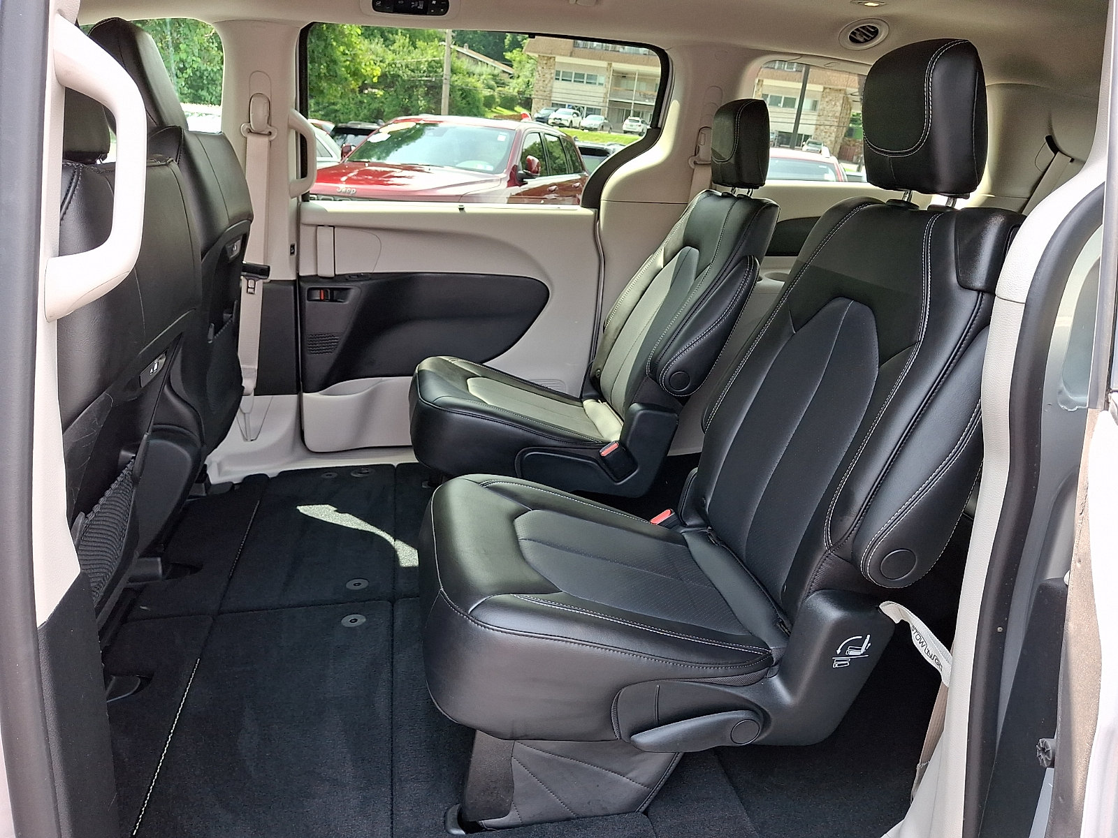 Used 2023 Chrysler Pacifica Touring-L AWD/4WD image 10