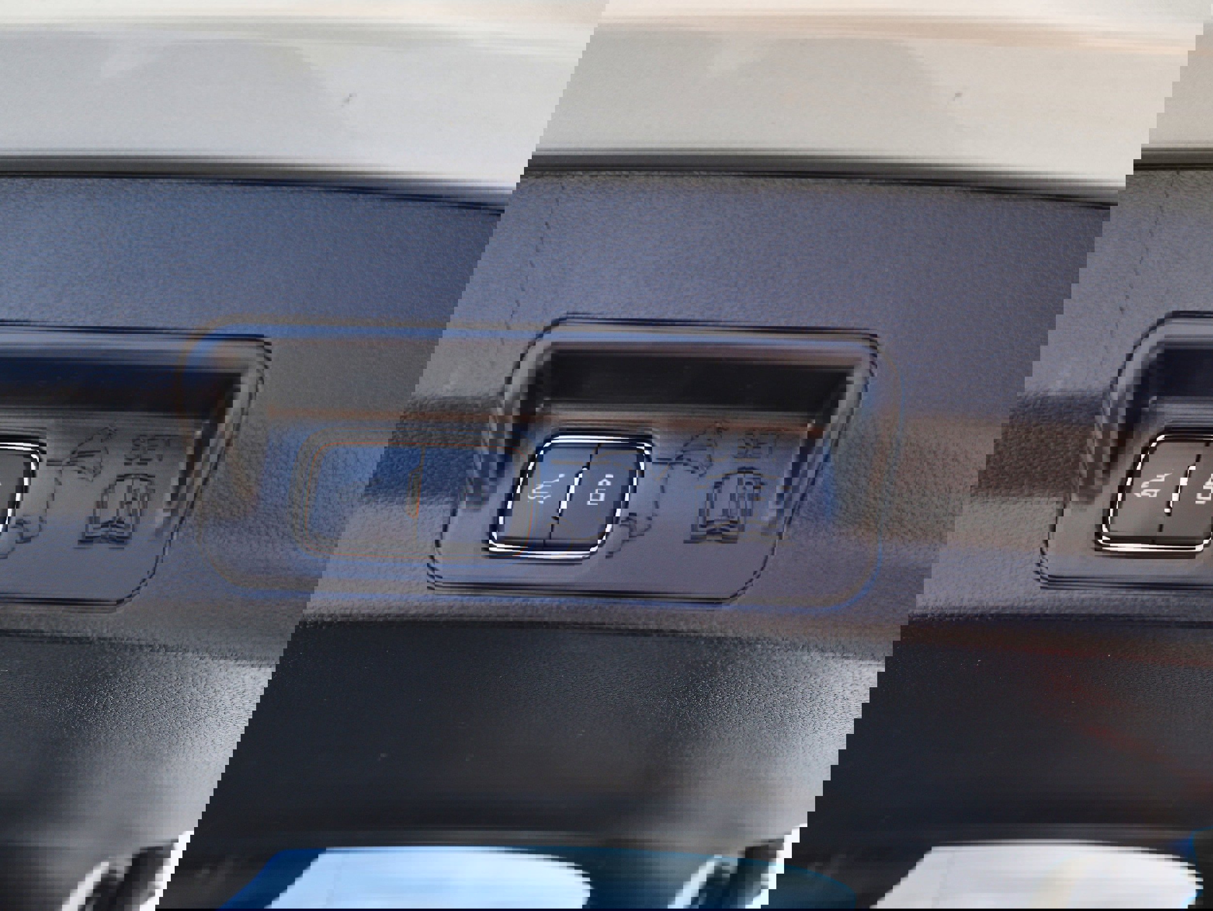 Used 2022 Ford Explorer XLT w/ Equipment Group 202A image 11