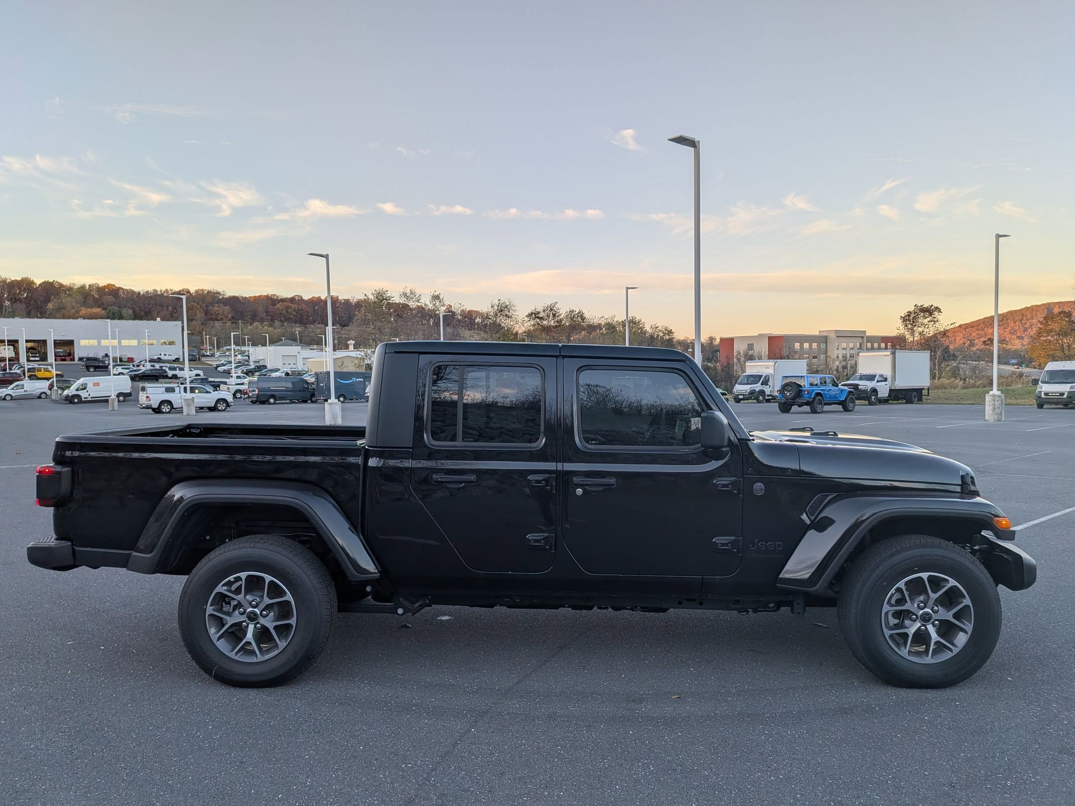 New 2025 Jeep Gladiator Sport image 4