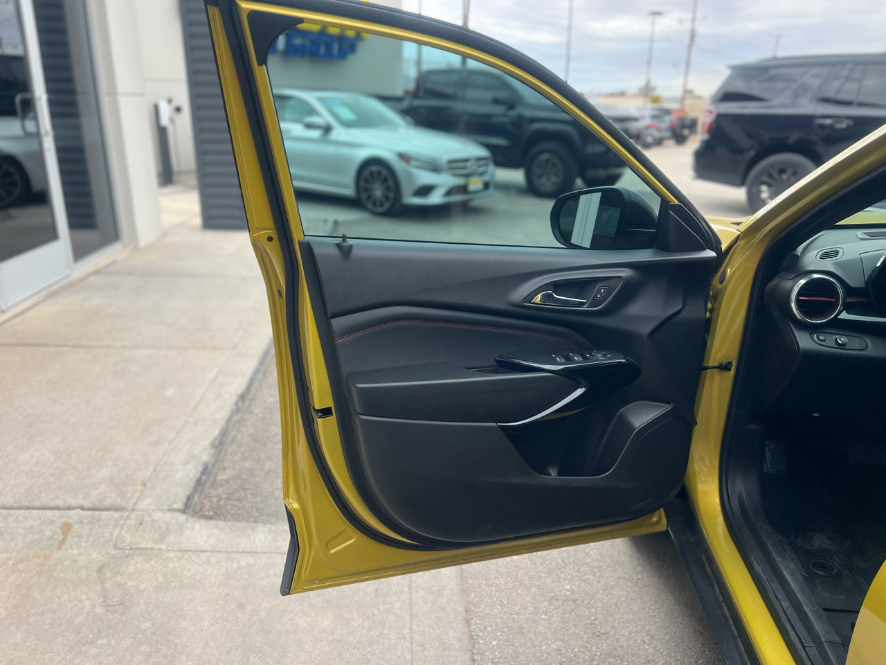 Used 2025 Chevrolet Trax RS w/ Driver Confidence Package image 24