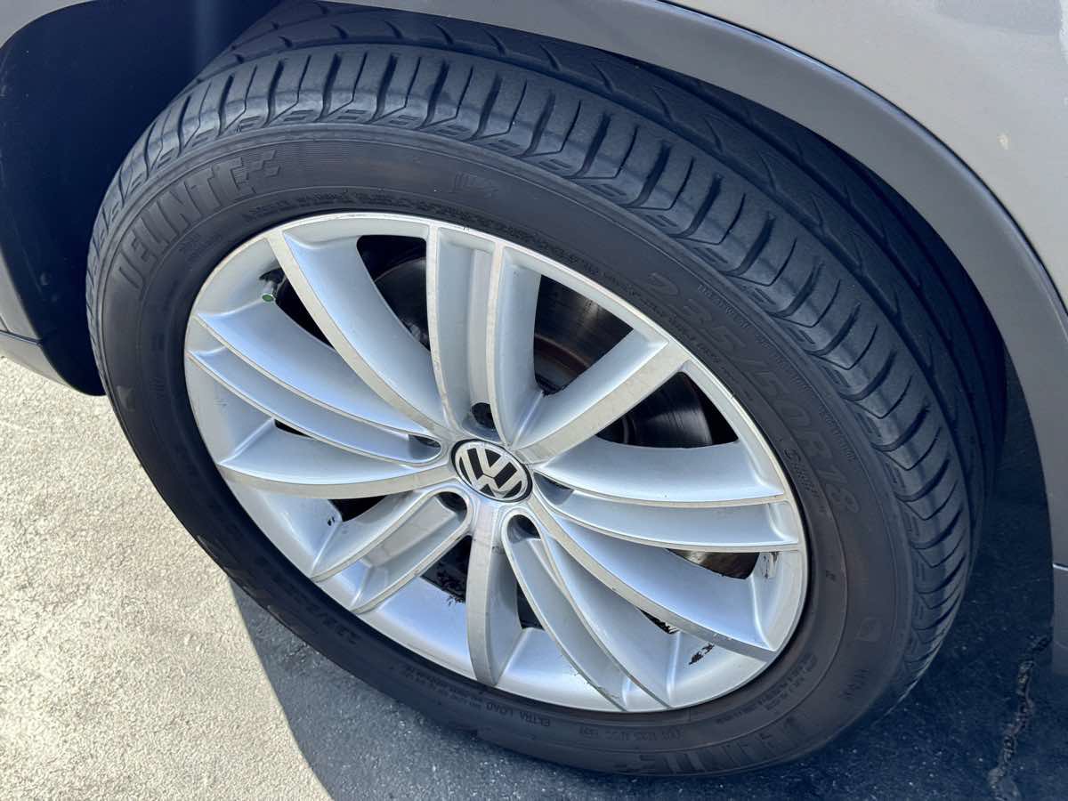 Used 2011 Volkswagen Tiguan SEL FWD image 20