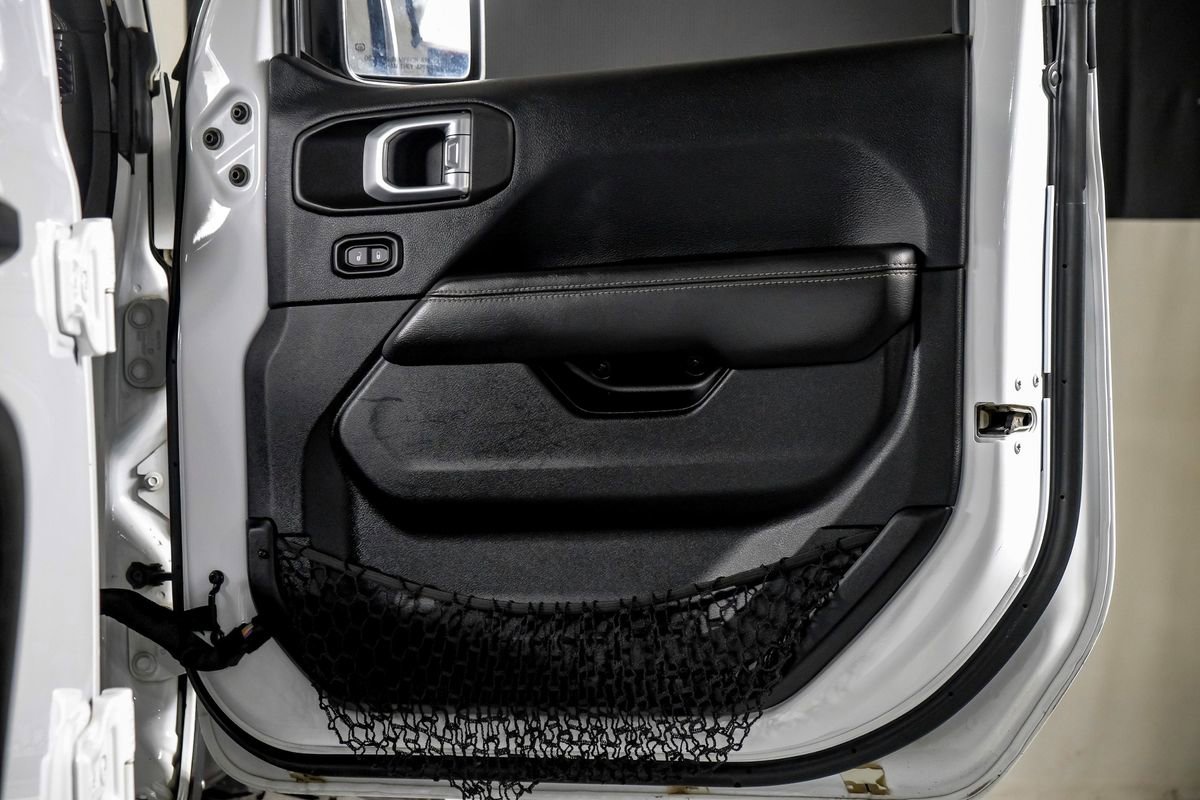 Used 2018 Jeep Wrangler Unlimited Sahara AWD/4WD image 33