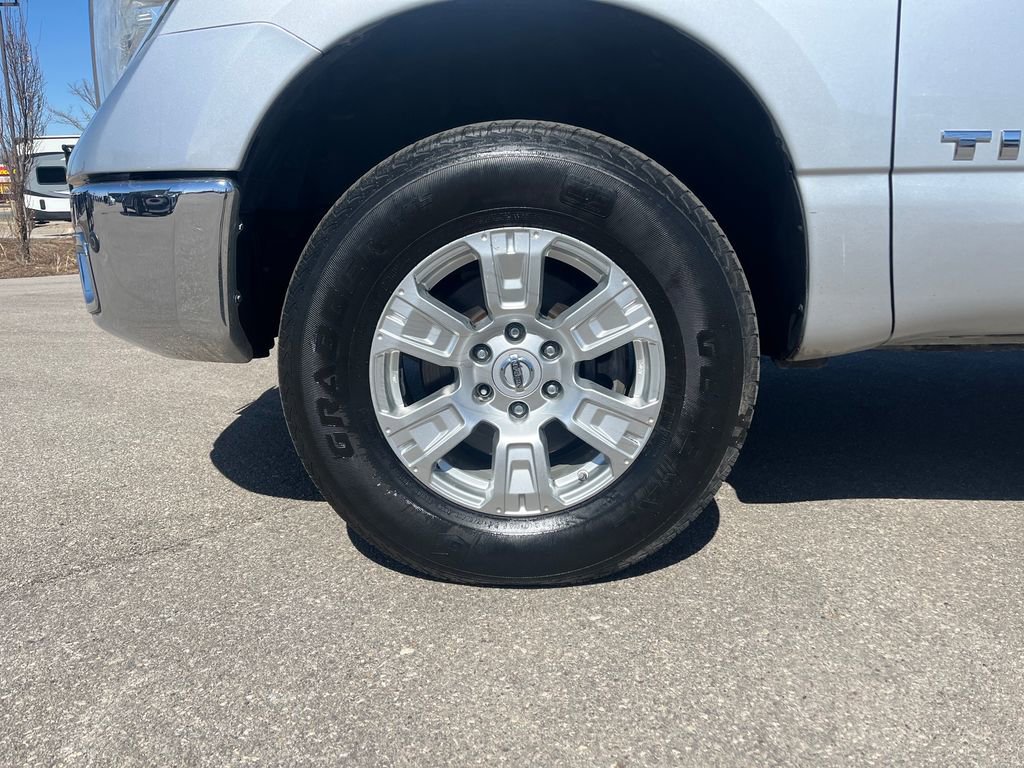Used 2017 Nissan Titan SV image 25