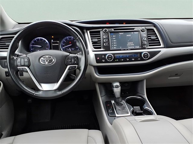 Used 2019 Toyota Highlander XLE image 17