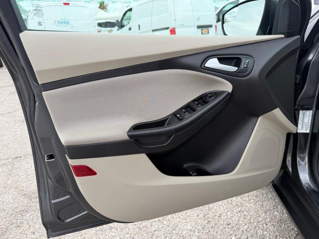 Used 2017 Ford Focus SE FWD image 15