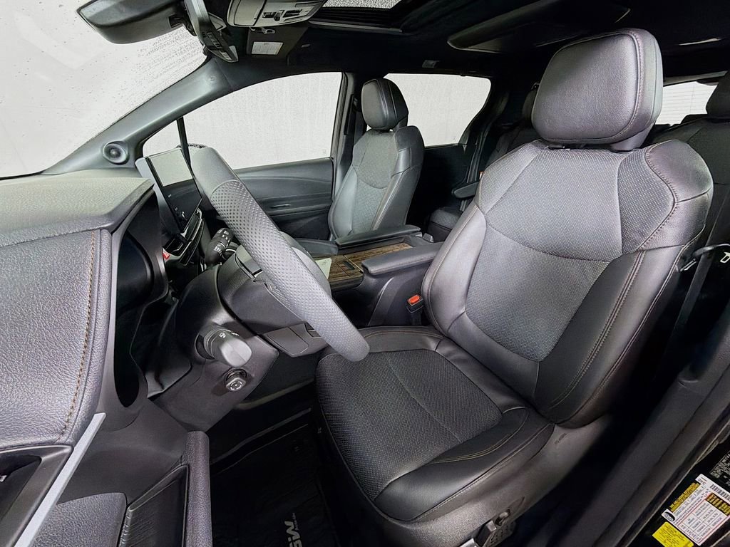 Used 2025 Toyota Sienna Limited image 12
