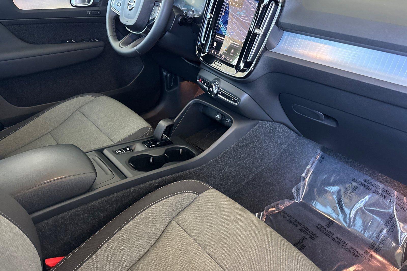 Certified 2025 Volvo XC40 B5 Core AWD/4WD image 19