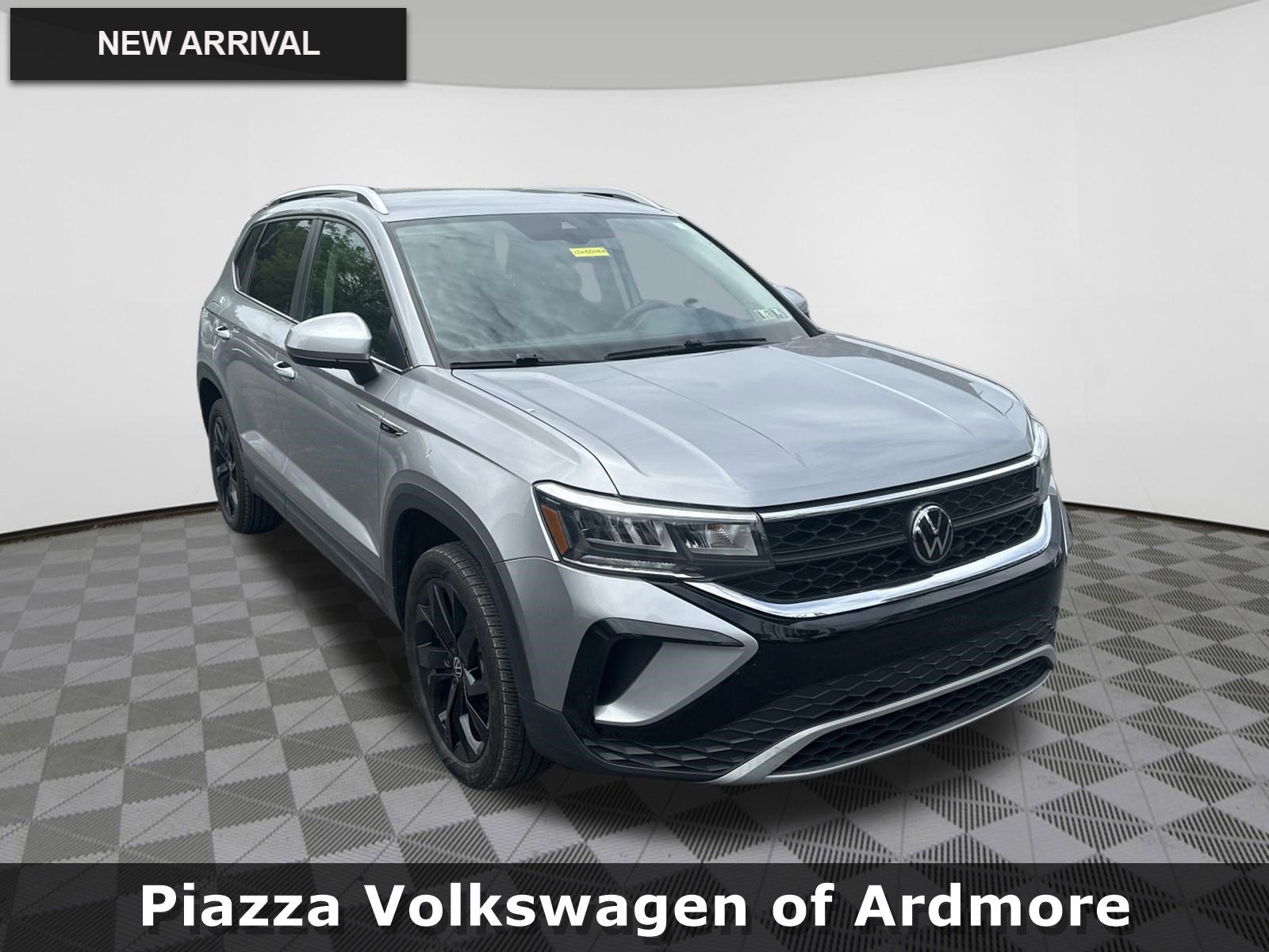 Used 2023 Volkswagen Taos SE w/ Black Wheel Package FWD image 1