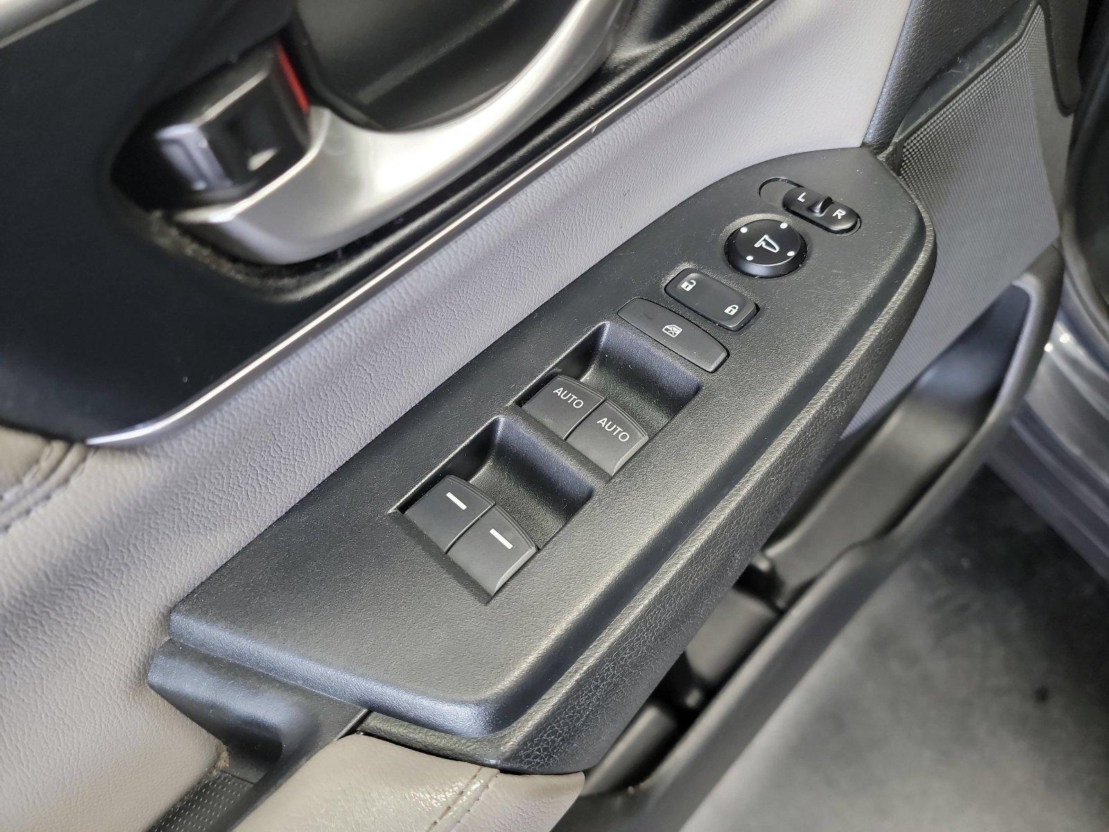Used 2017 Honda CR-V Touring image 14