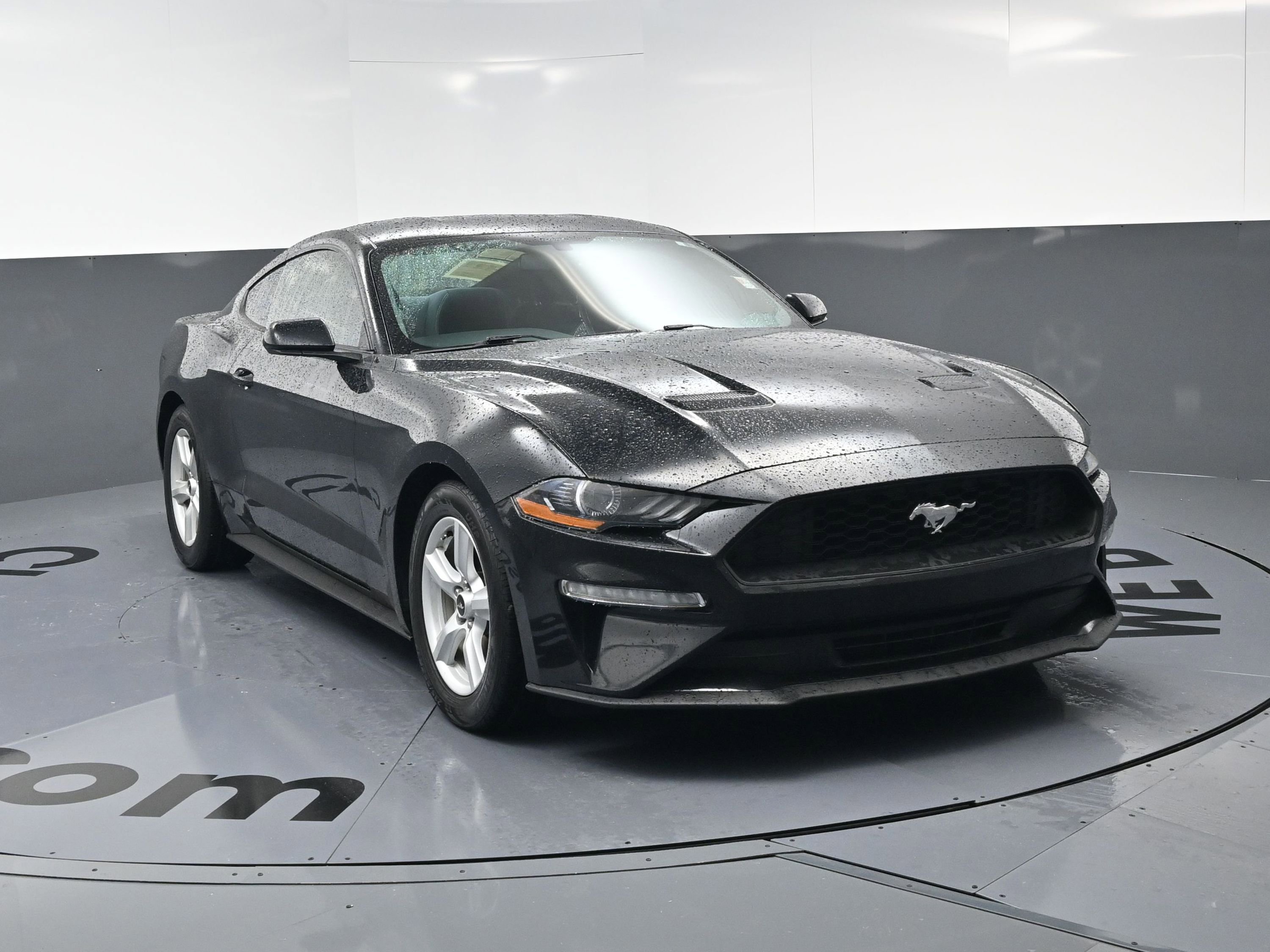 Used 2018 Ford Mustang Coupe image 3
