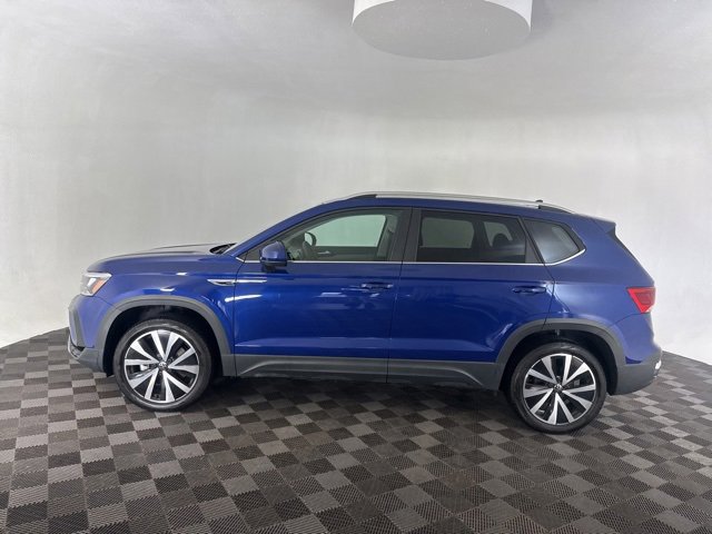 Used 2023 Volkswagen Taos SE w/ Panoramic Sunroof Package image 4