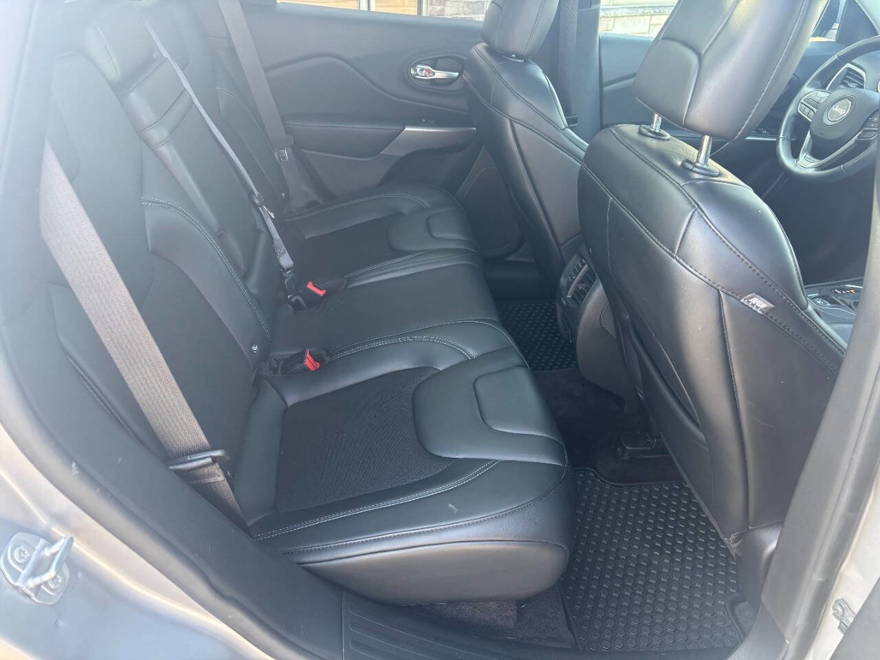 Used 2019 Jeep Cherokee Latitude Plus w/ Comfort/Convenience Group image 14