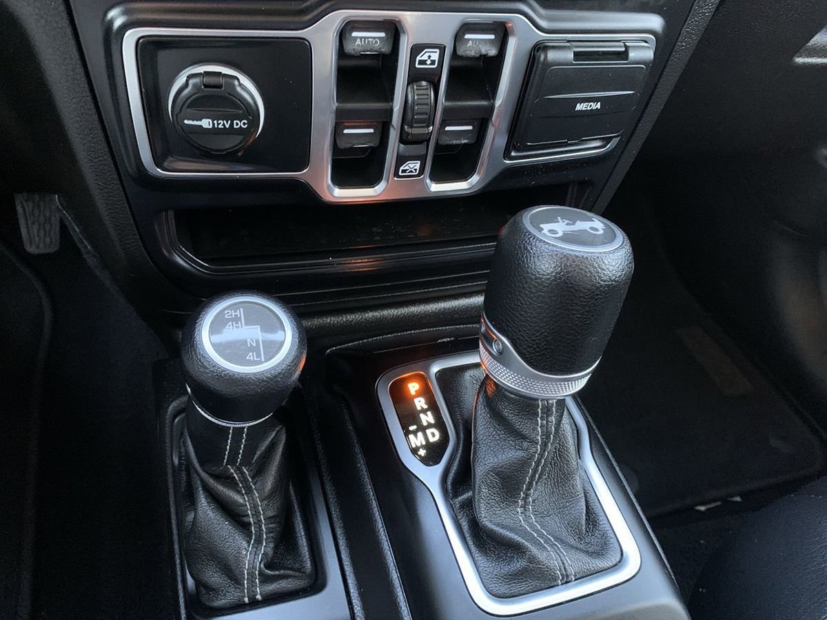 Used 2019 Jeep Wrangler Unlimited Sahara w/ Uconnect 4C Nav & Sound Group AWD/4WD image 28