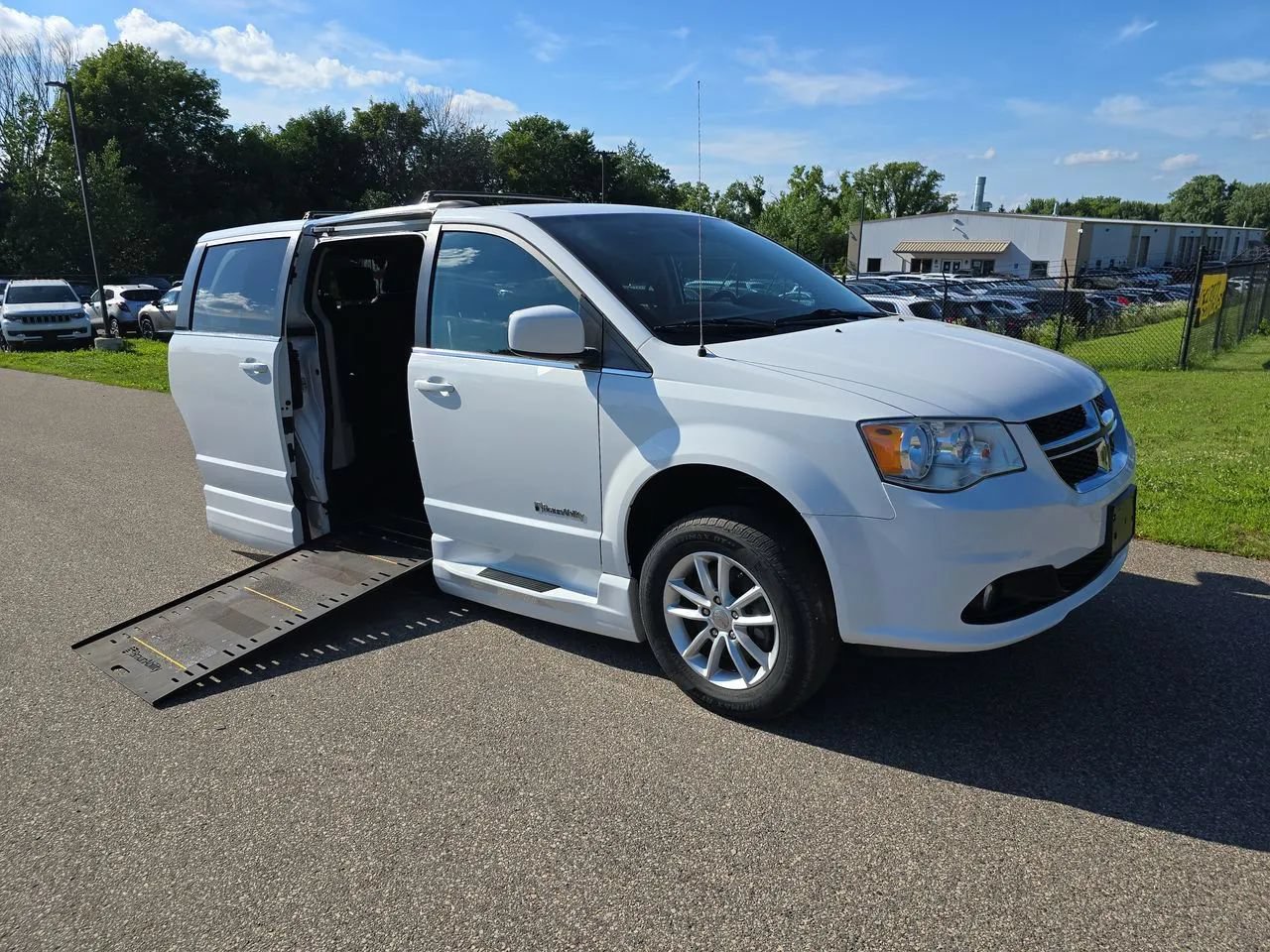 Used 2020 Dodge Grand Caravan SXT FWD image 1