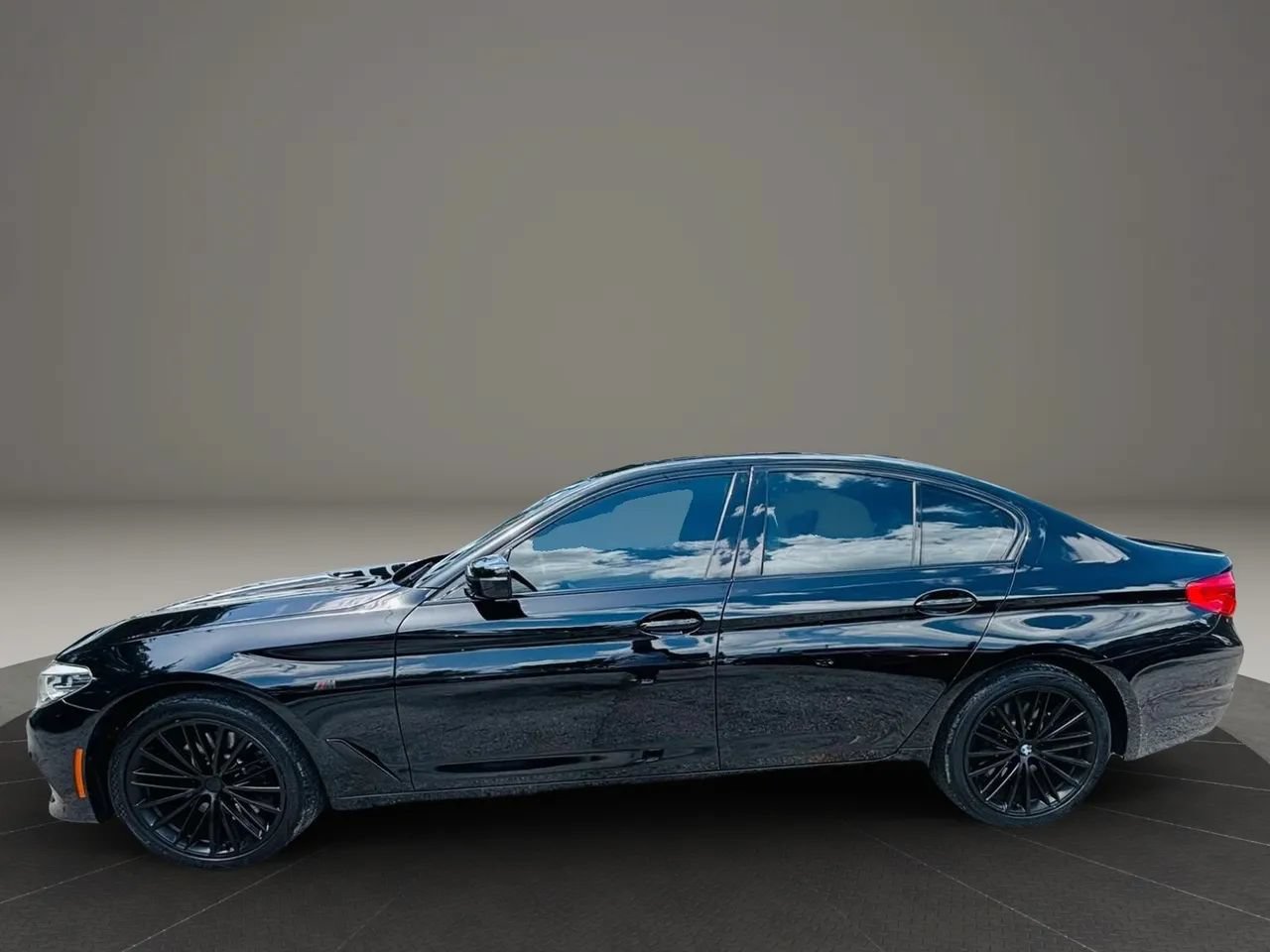 Used 2017 BMW 530i RWD image 2