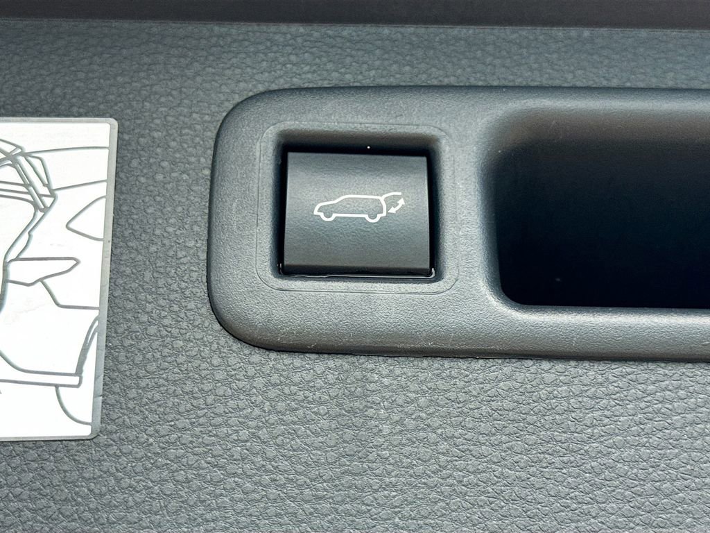 Used 2024 Toyota Highlander XLE AWD/4WD image 34