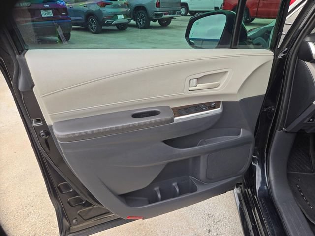 Used 2022 Toyota Sienna LE FWD image 12