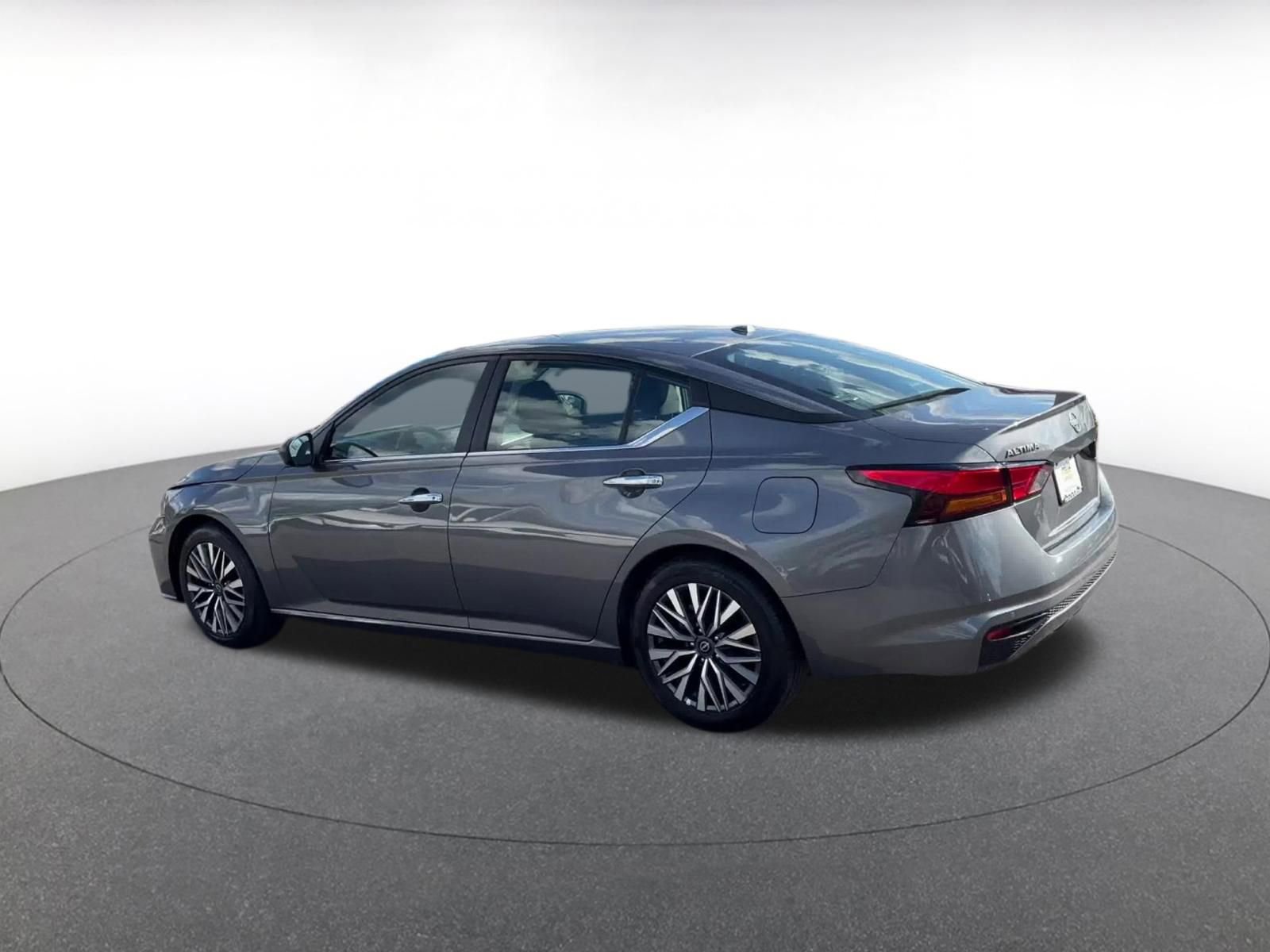 Used 2025 Nissan Altima 2.5 SV FWD image 10