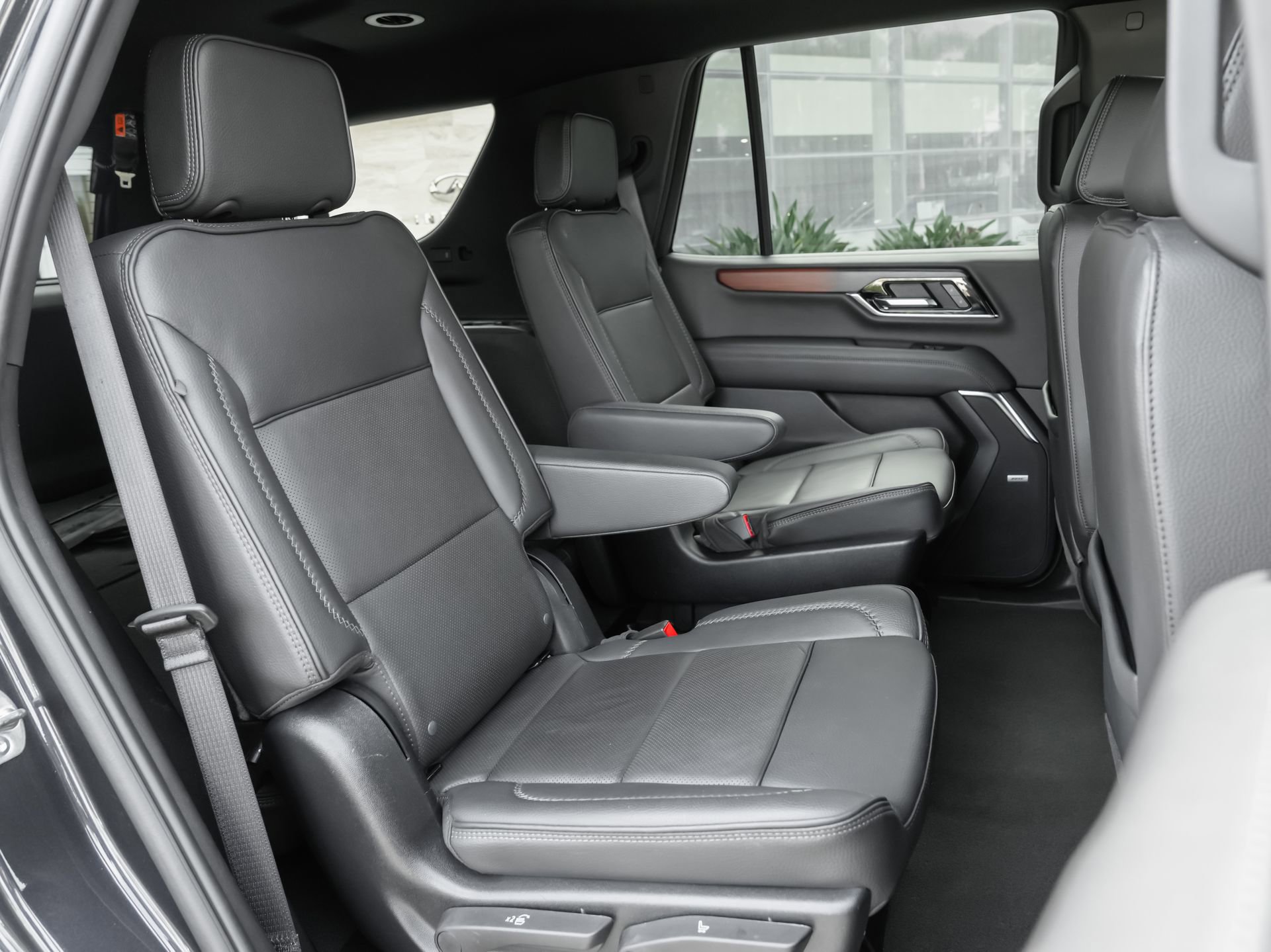 Used 2025 GMC Yukon Denali RWD image 36