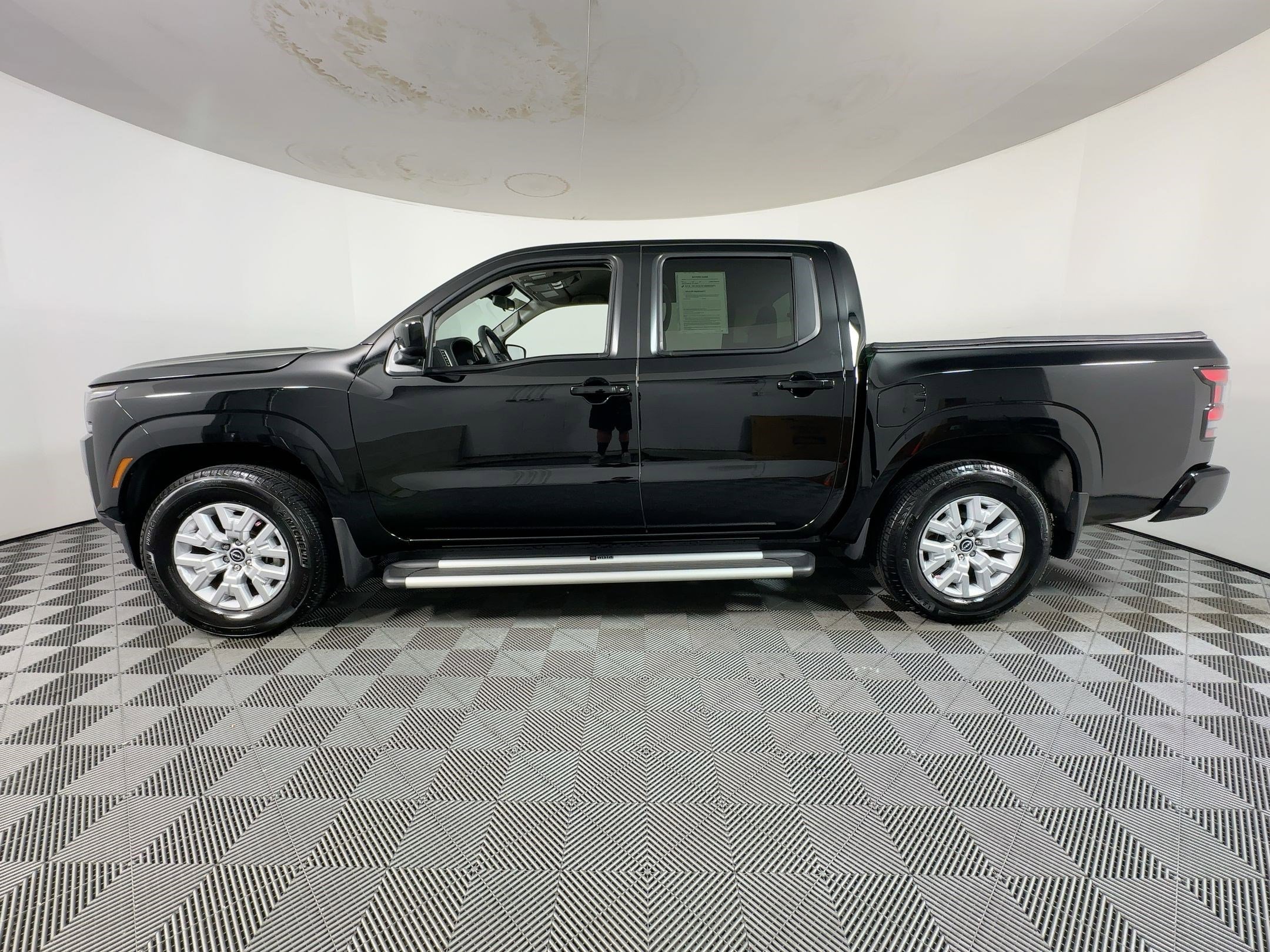 Used 2024 Nissan Frontier SV w/ SV Convenience Package image 2