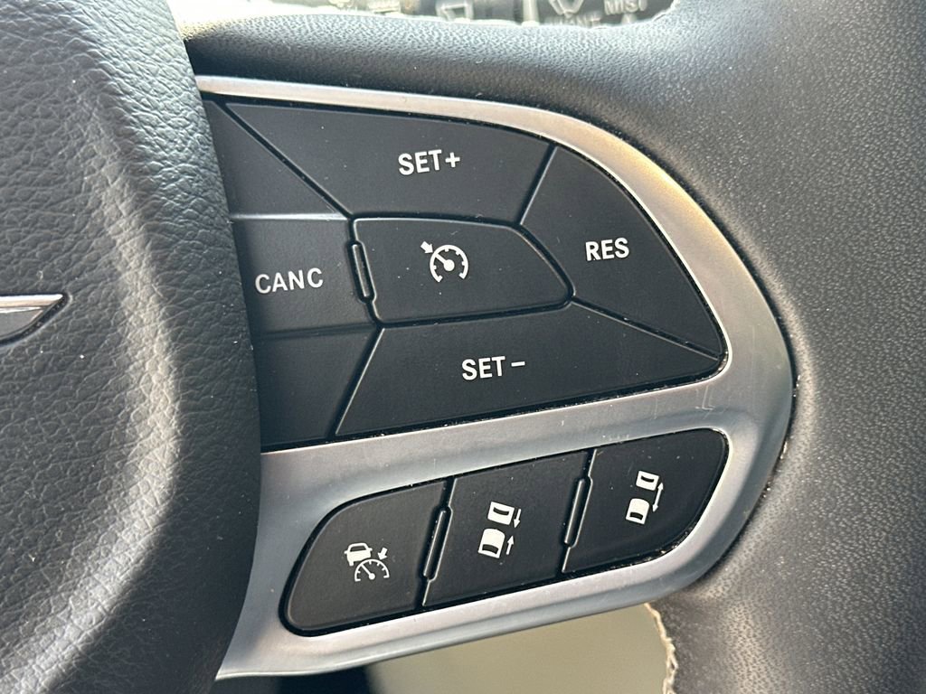 Used 2022 Chrysler Pacifica Touring-L w/ Uconnect Theater Family Group FWD image 26