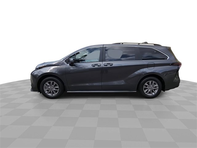 Used 2025 Toyota Sienna LE image 5