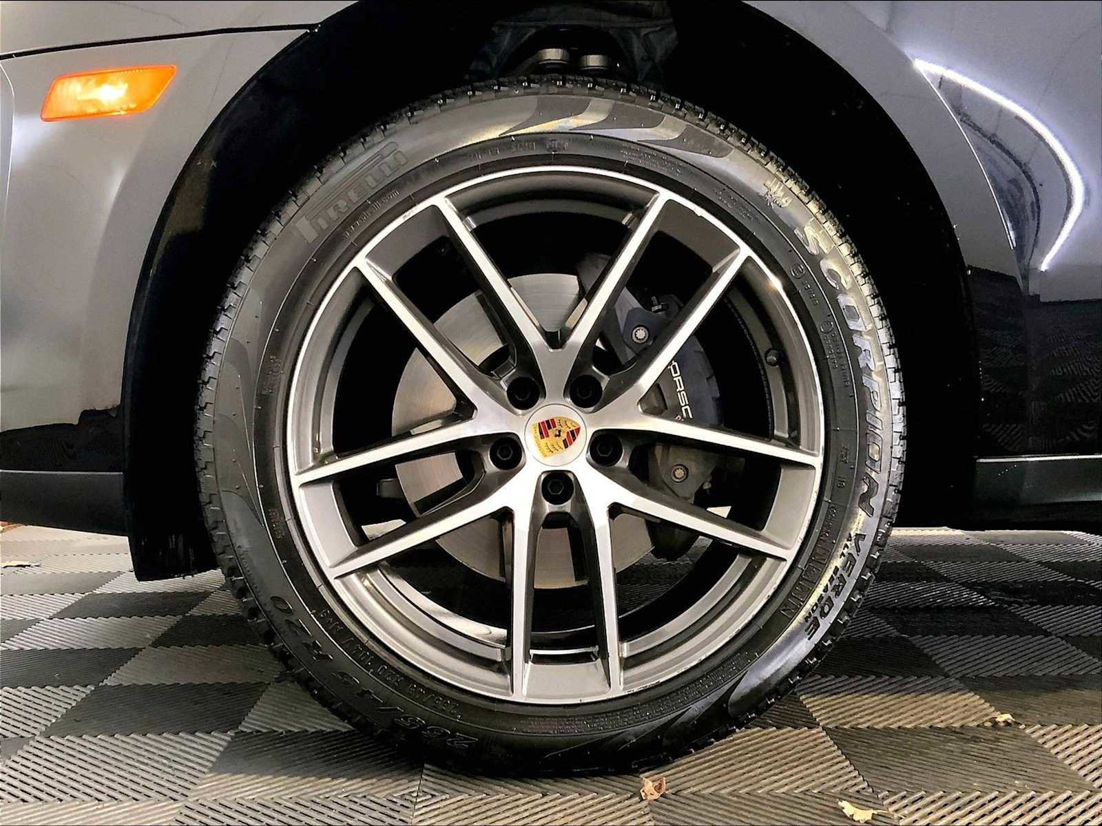 Certified 2025 Porsche Macan image 11