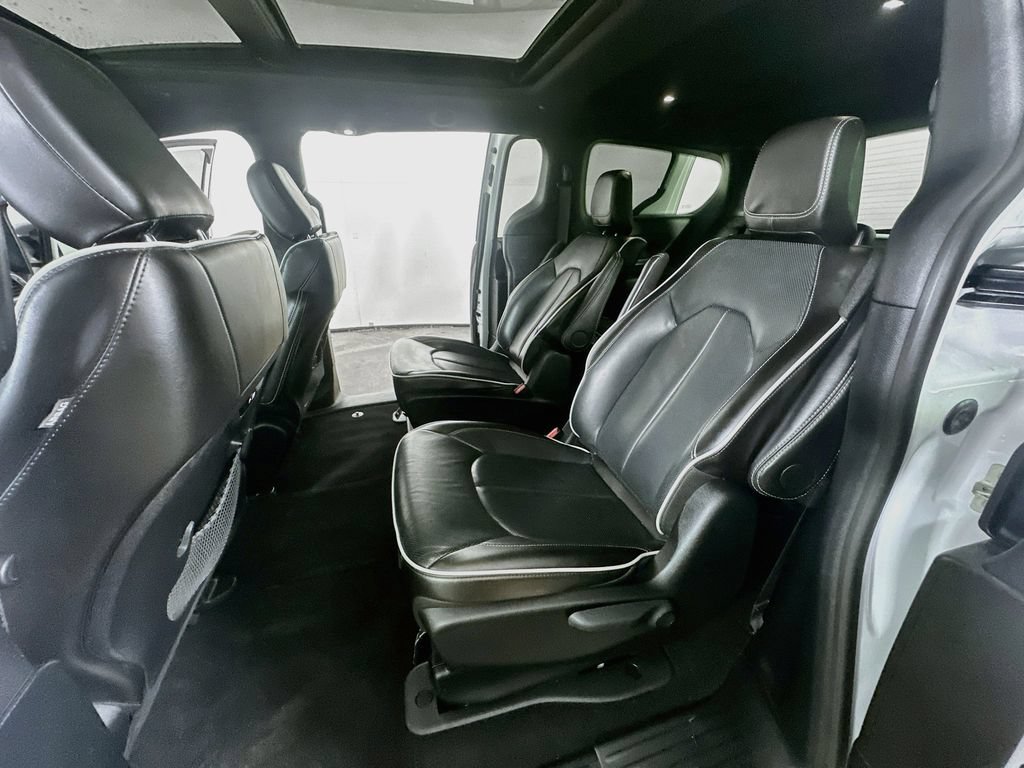 Used 2024 Chrysler Pacifica Premium FWD image 17
