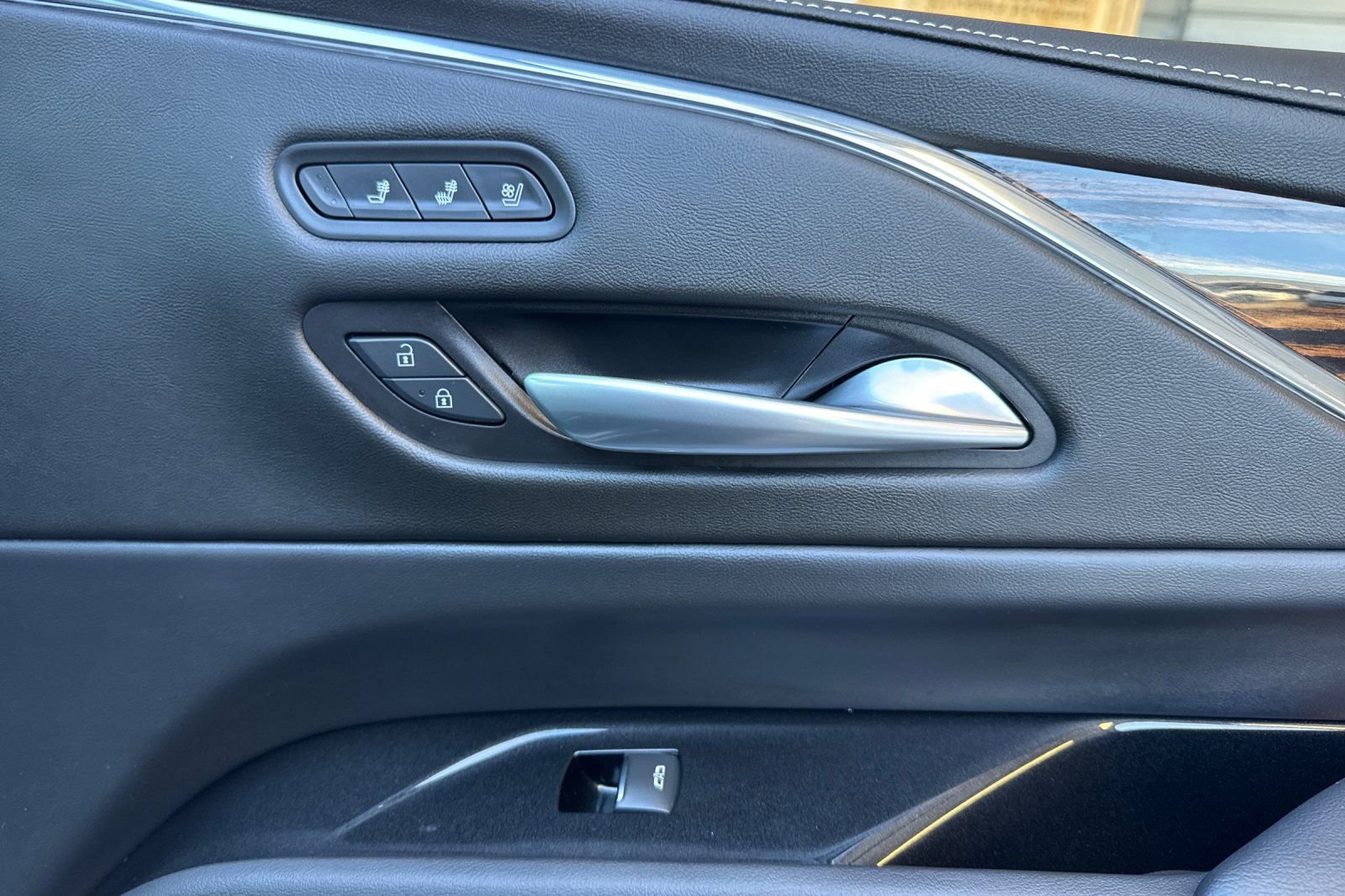 Used 2023 Cadillac Escalade Premium Luxury image 19