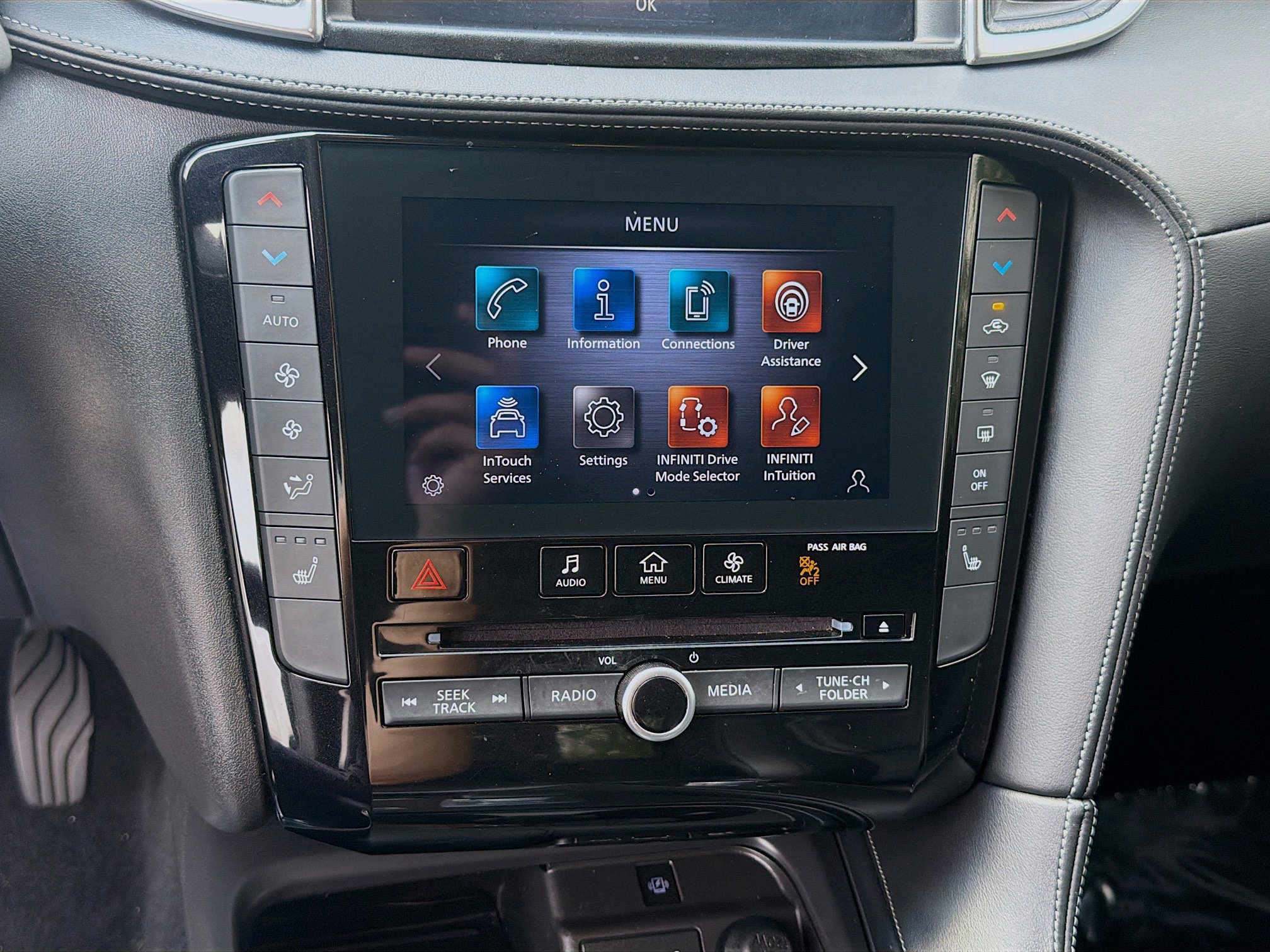 Used 2024 INFINITI QX50 Luxe w/ Accent Package FWD image 15