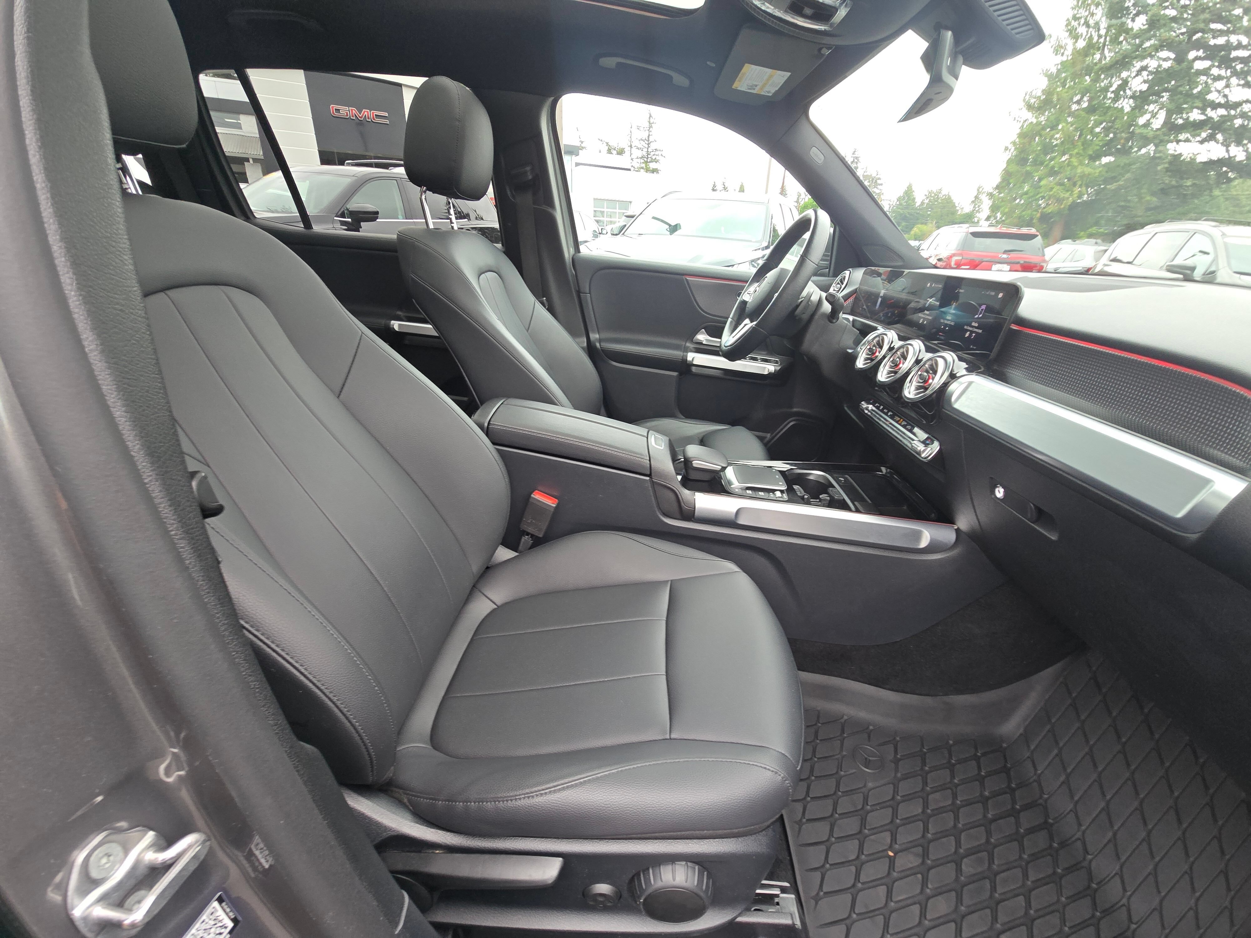 Used 2022 Mercedes-Benz GLB 250 4MATIC image 11