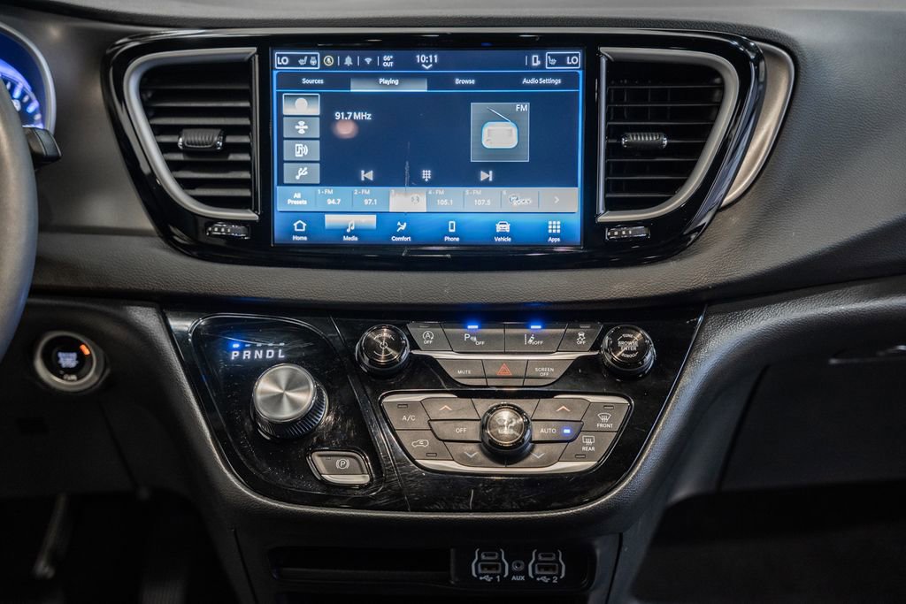 Used 2025 Chrysler Pacifica Select image 25