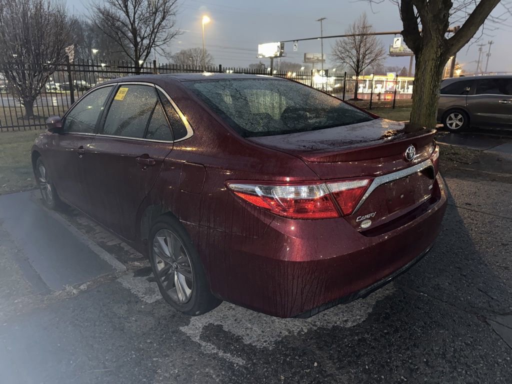 Used 2017 Toyota Camry SE image 4