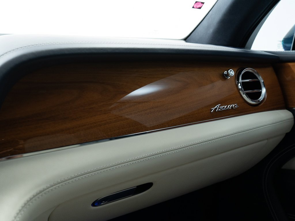 Used 2025 Bentley Bentayga image 42