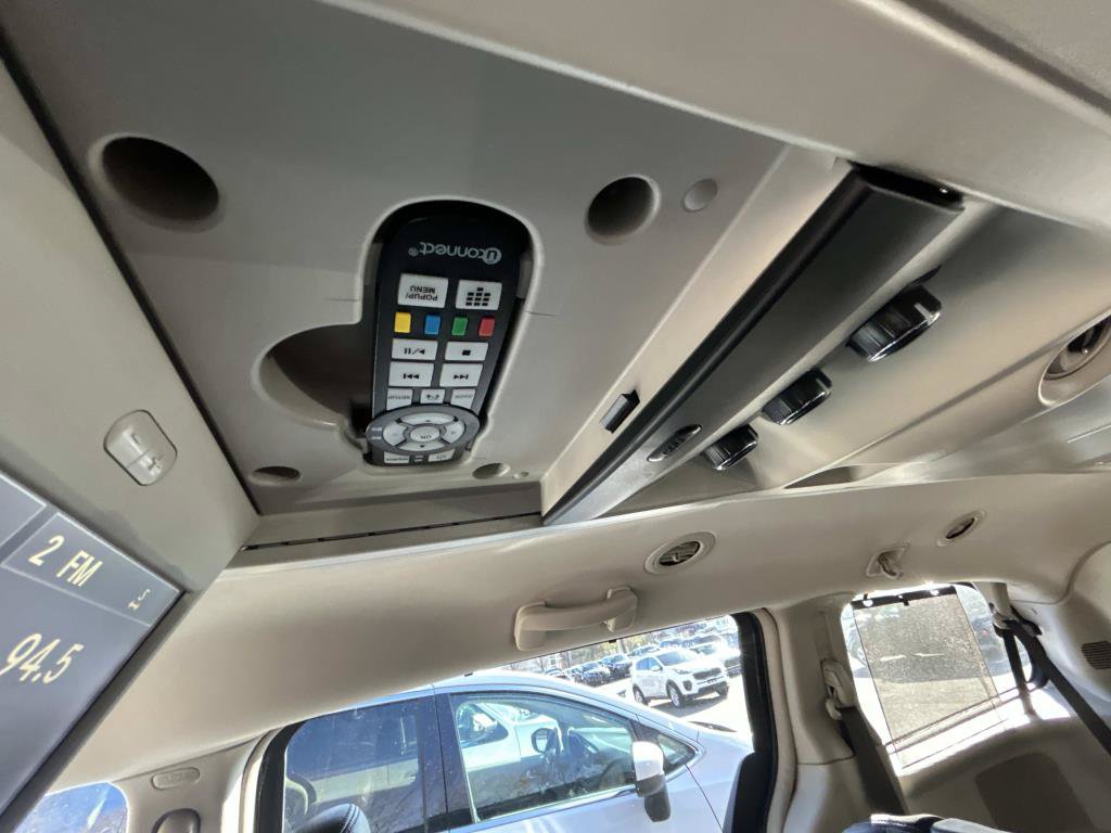 Used 2015 Chrysler Town & Country Touring FWD image 35