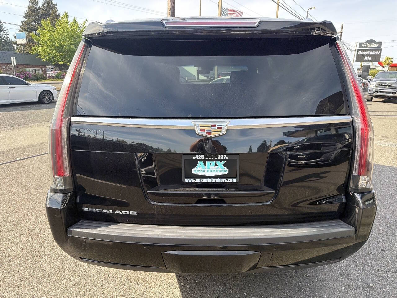 Used 2018 Cadillac Escalade Platinum AWD/4WD image 4