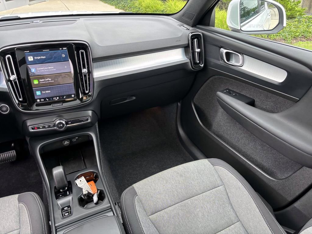 Used 2025 Volvo XC40 B5 Core image 31