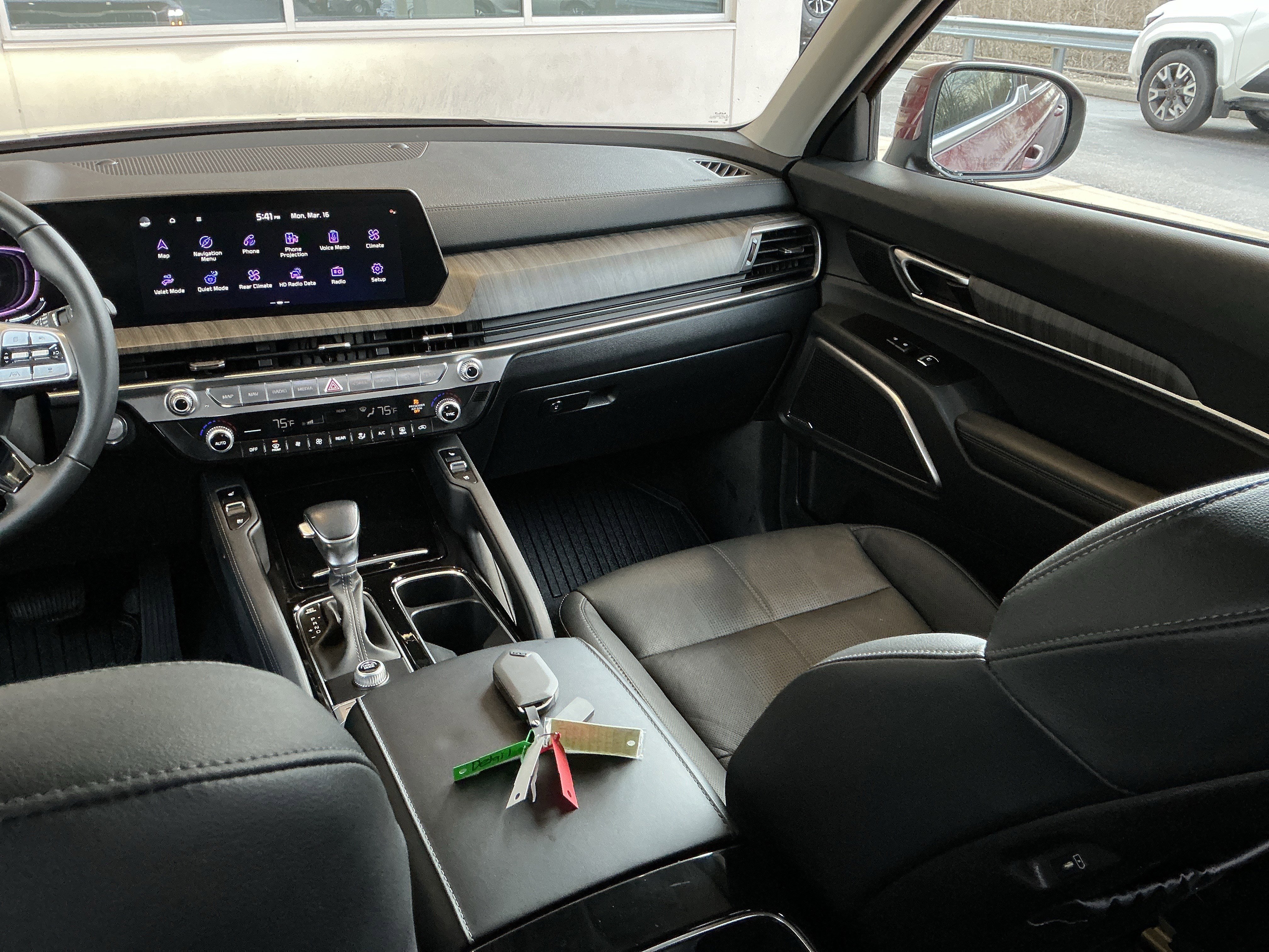 Used 2024 Kia Telluride EX w/ EX Captain's Chair Package image 16