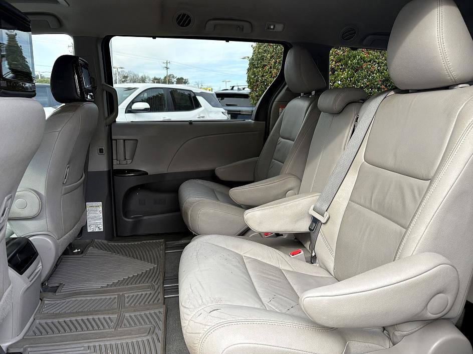 Used 2016 Toyota Sienna XLE image 10