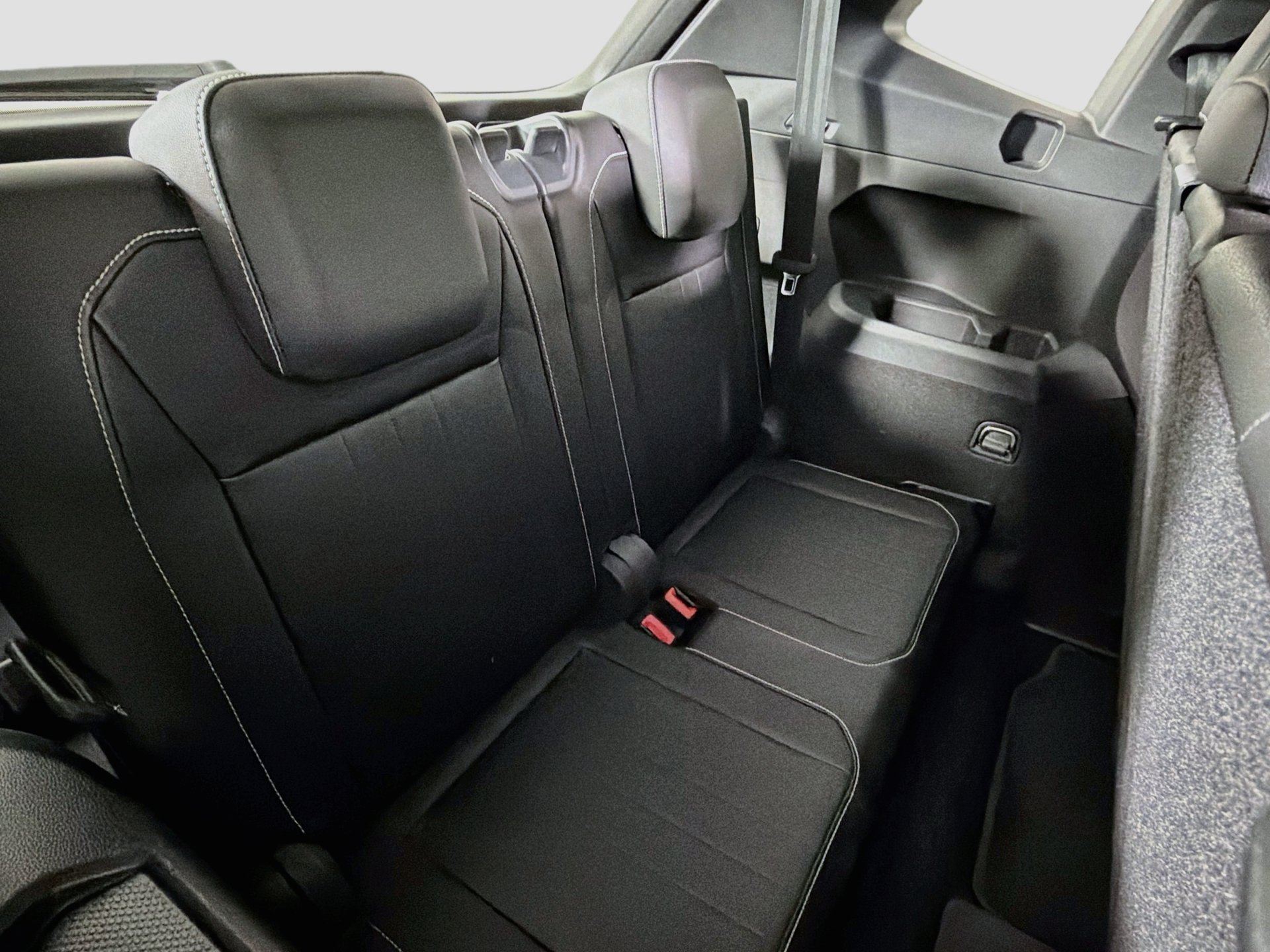 Certified 2023 Volkswagen Tiguan SE R-Line FWD image 25