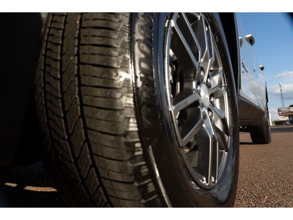 Used 2025 GMC Acadia Elevation image 9