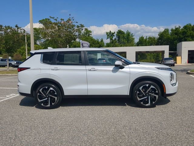 Used 2024 Mitsubishi Outlander SE image 3