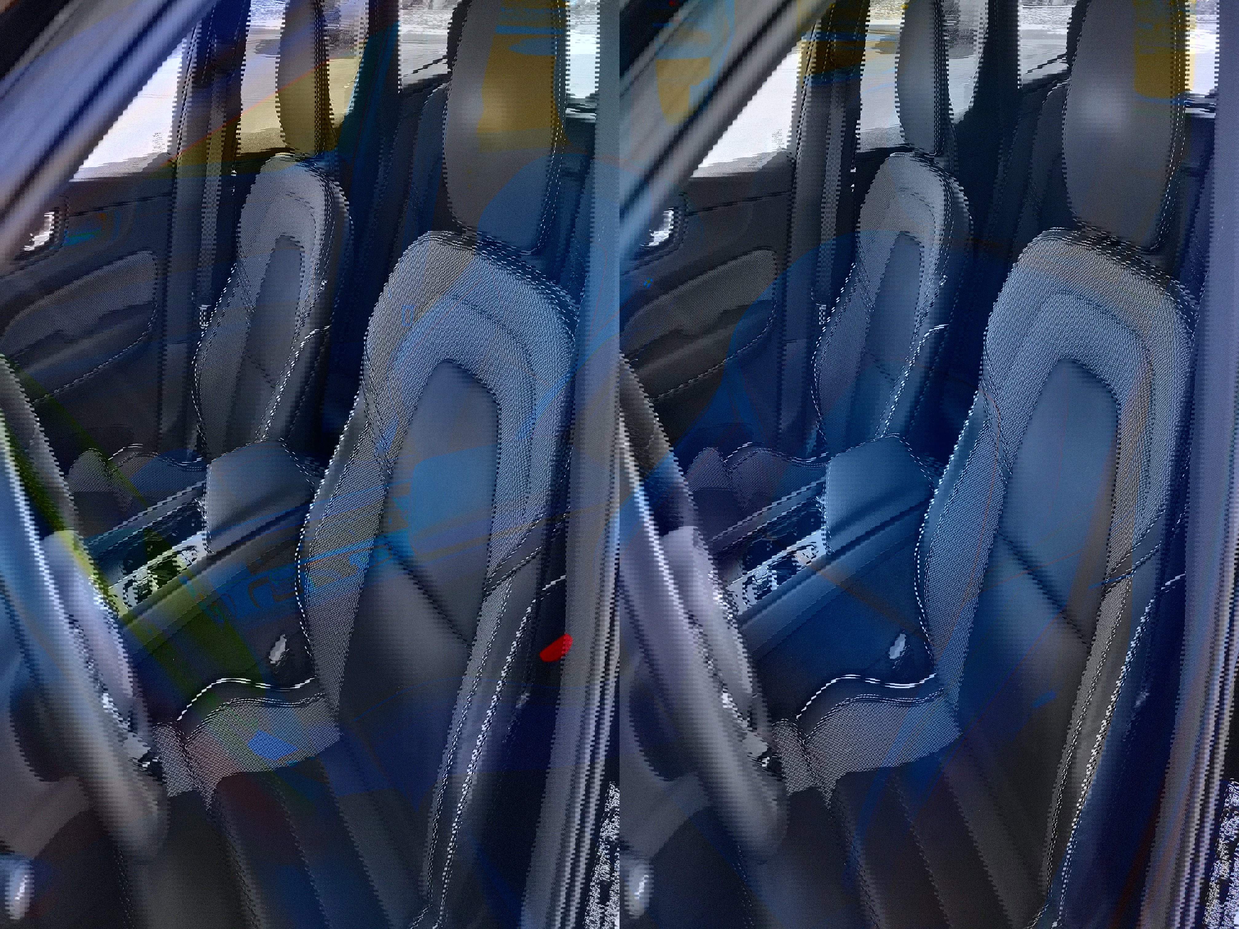 Used 2022 Volvo XC60 T8 R-Design w/ Advanced Package image 4