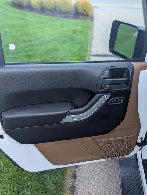 Used 2016 Jeep Wrangler Unlimited Sahara w/ Connectivity Group image 10